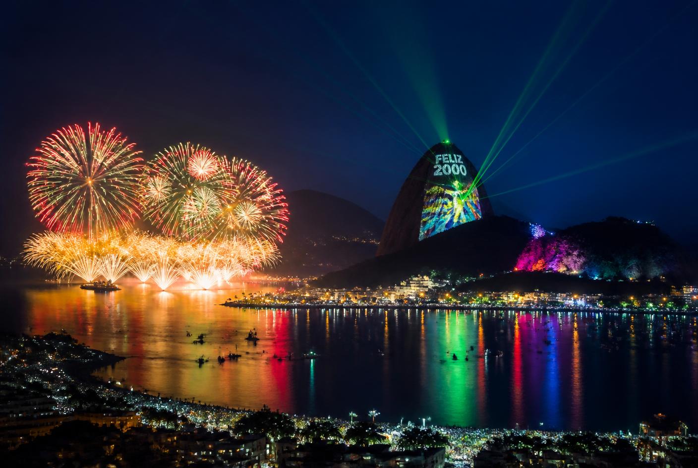 Projeção do Mickey e bandeira brasileira no Pão de Açúcar