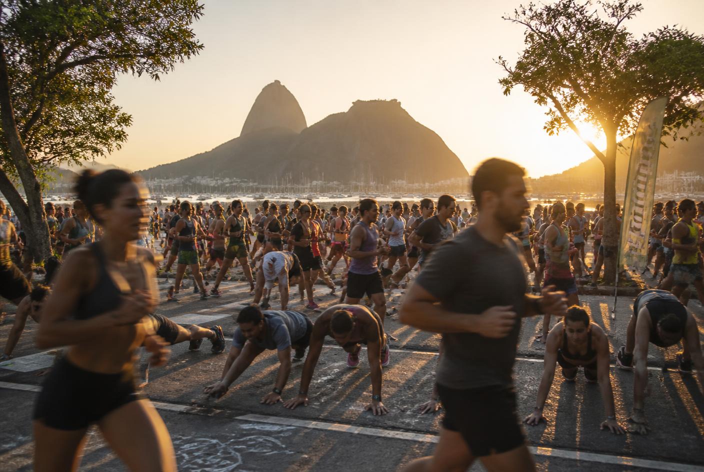Participantes em atividades esportivas ao ar livre no Rio de Janeiro